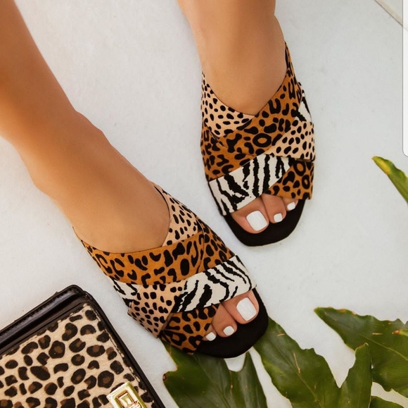 🚨//The Cape Cod// Animal print Criss Cross Slides - Picture 7 of 7